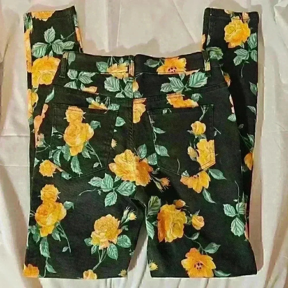 ✨Like New✨ Venus Floral Black Skinny Jeans, Size 2 - Picture 6 of 6